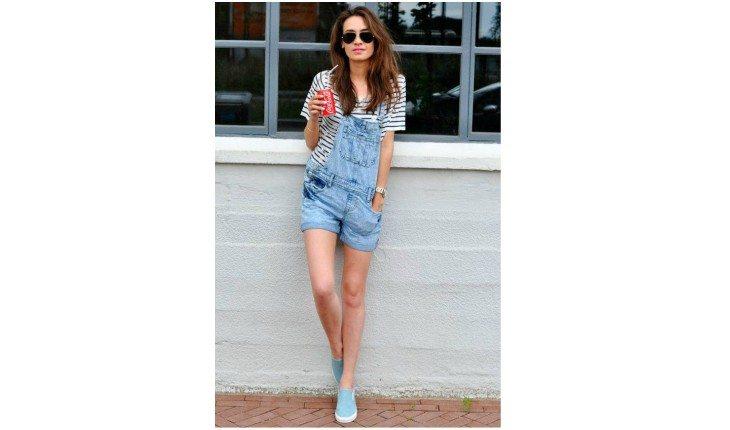 Jardineira jeans curta é tendência para o verão. Veja looks!