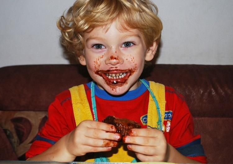 menino crianca chocolate lambuzado vontade de comer