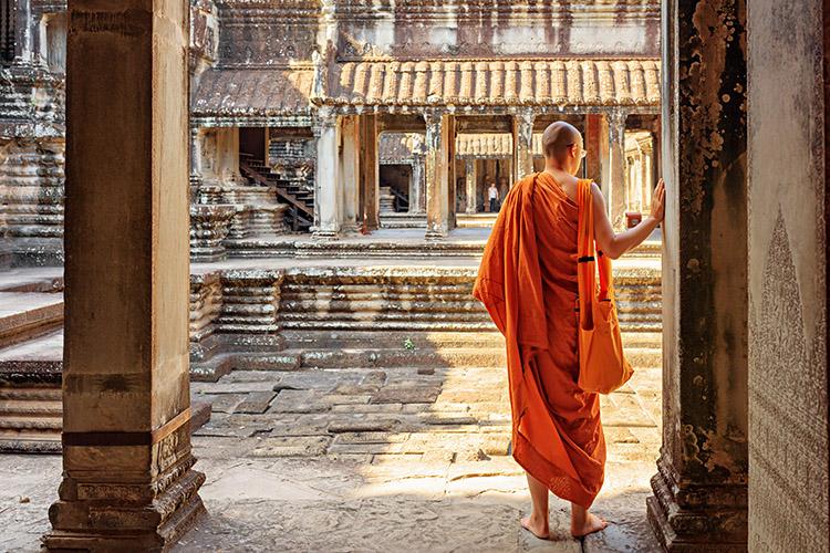 monge, de costas, templo, vestes laranja