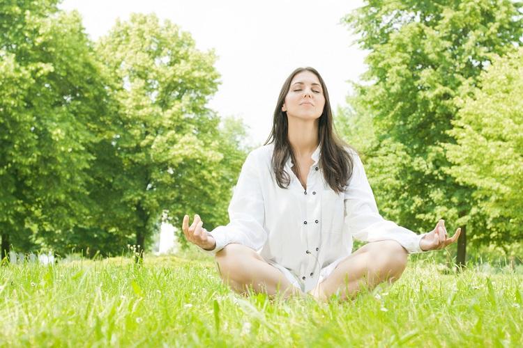 mulher-morena-meditando campo mindfulness foco