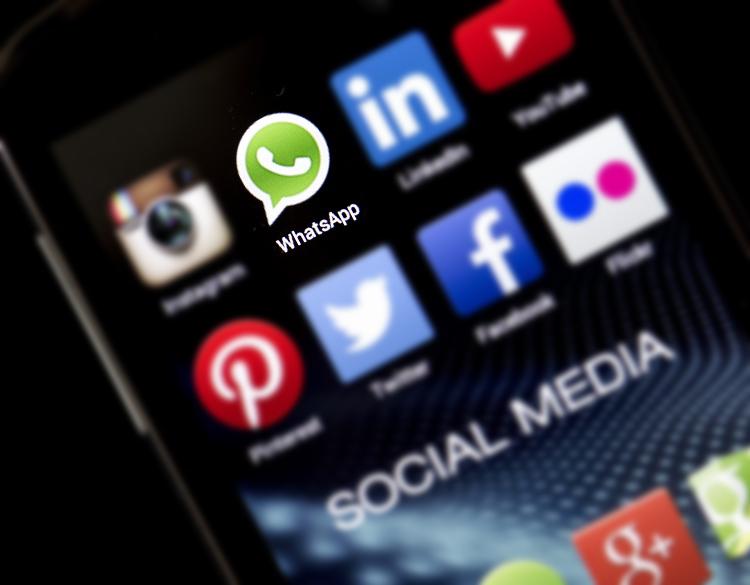  tela celular smarpthone aplicativos redes sociais whatsapp emoji