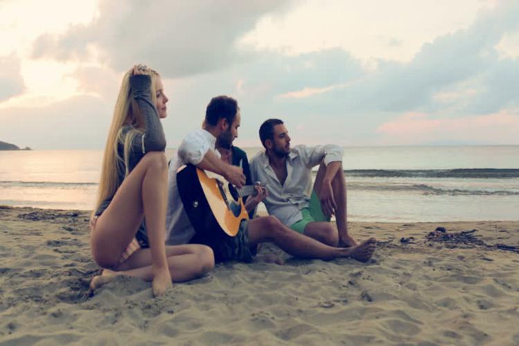 Talentos musicais grupo toca violão na praia