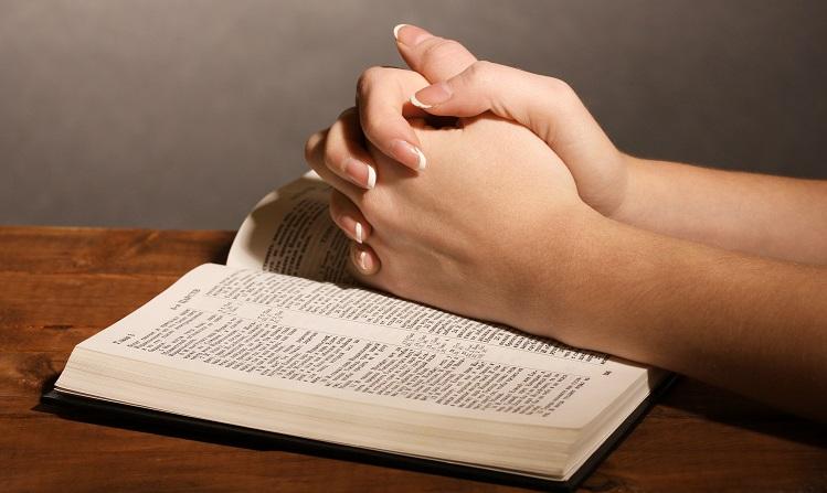 bíblia-livro mais importante-mãos