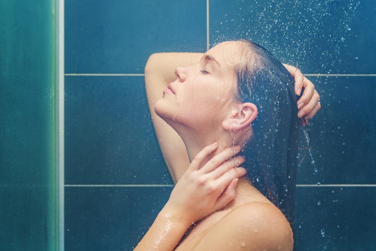 Foto de uma mulher tomando banho