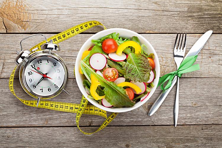 prato comida saudável emagrecer fita métrica despertador talheres obesidade
