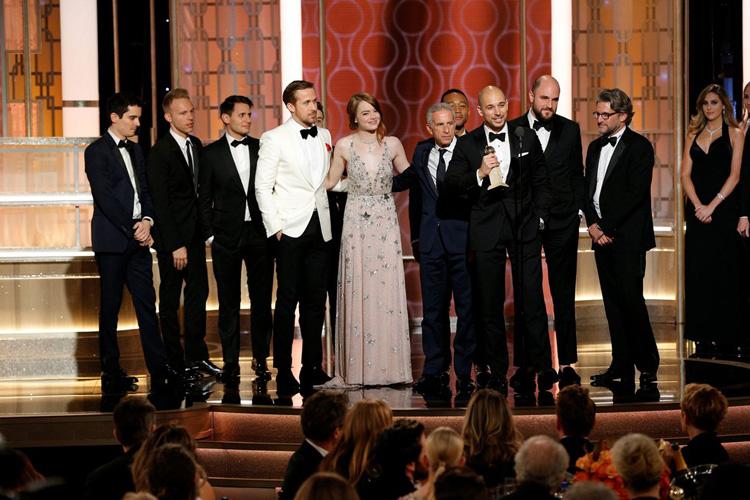 Globo de Ouro 2017 equipe de La La Land recebendo prêmio no palco