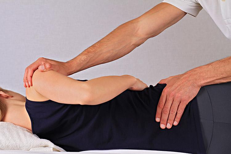 Homem, massagista, fazendo massagem em mulher