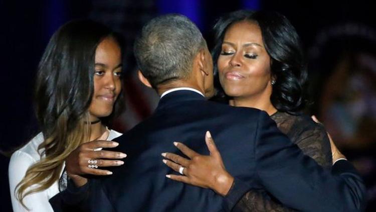 Barack Obama recebe abraço da esposa Michelle Obama no último discurso como presidente dos EUA