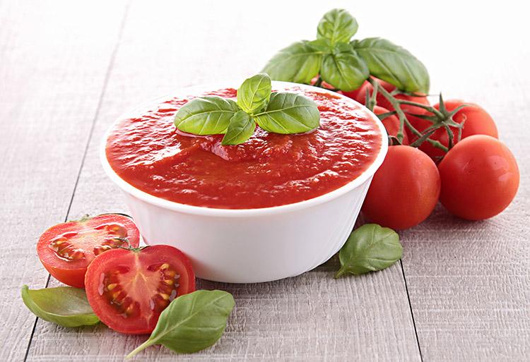 Pote de molho de tomate, tomates, verduras