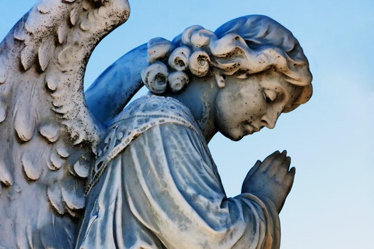 estátua de um anjo orando
