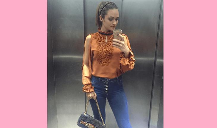 Estilo de Juliana Paiva: Camisa marrom com babados e fenda combinada com calça jeans de cintura alta