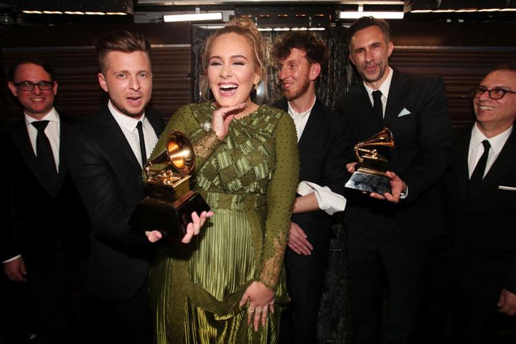 Adele e alguns de seus prêmios no Grammy 2017