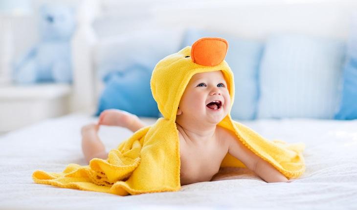 Bebê sorrindo feliz frases sobre felicidade