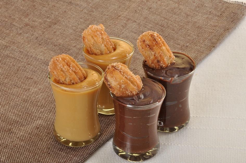 receita de copinho de churros na versão chocolate e na versão doce de leite, decorado com minichurros.