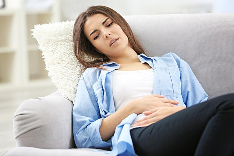 A endometriose pode apresentar sintomas como cólica intensa e náusea.