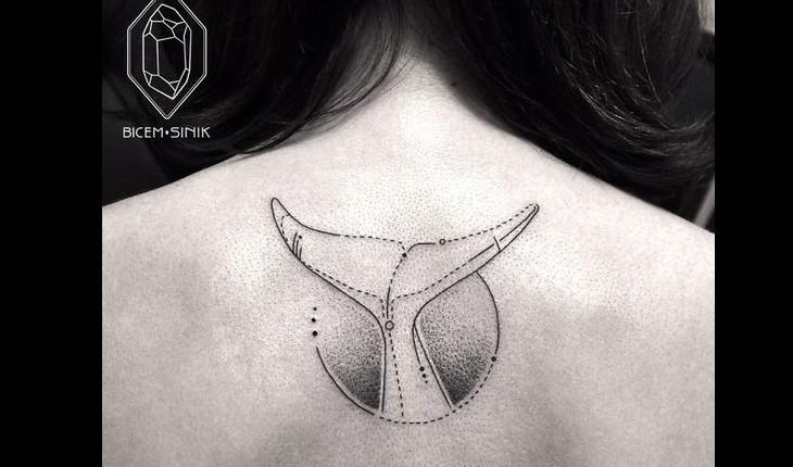 tatuagem de baleia de pontilhismo