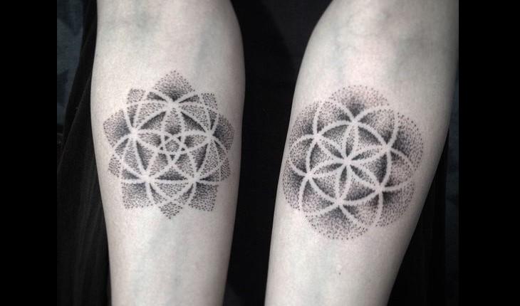 tatuagem com flores de pontilhismo