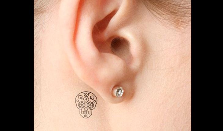 Tatuagem de caveira na orelha
