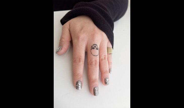 Tatuagem de caveira nas mãos