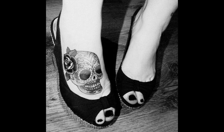Tatuagem de caveira no pé