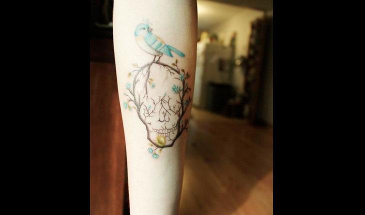 Tatuagem de caveira no braço