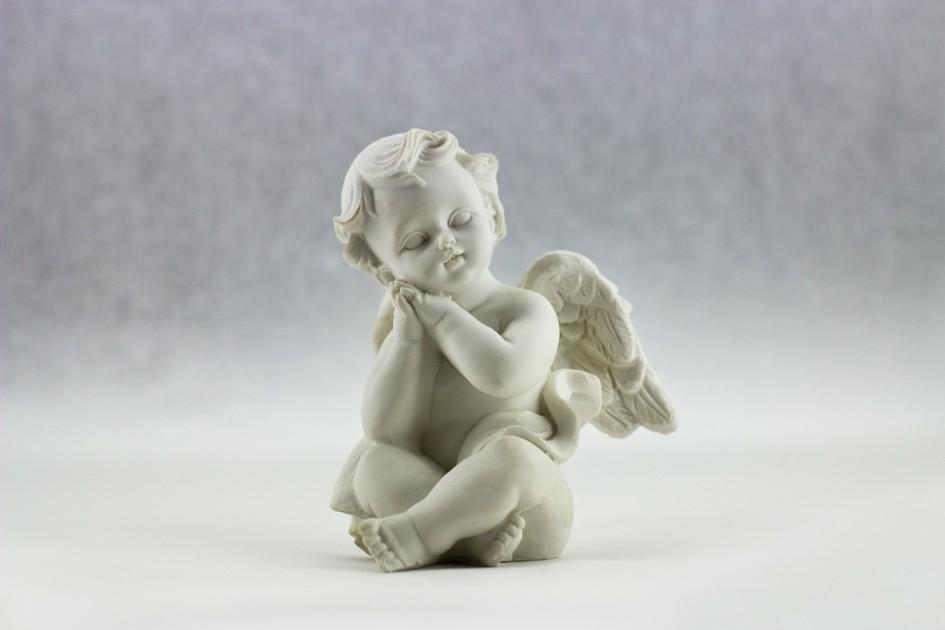 Imagem de uma estátua de um anjinho sentado sobre superfície com as mãos juntas em seu rosto. Provérbios semanais