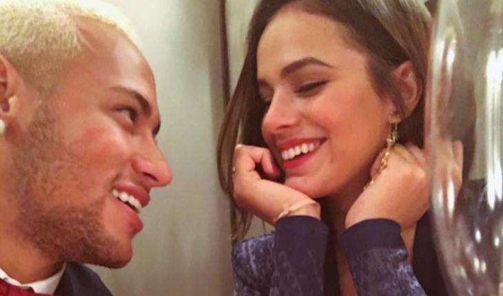 Neymar e Bruna Marquezine trocando olhares apaixonados