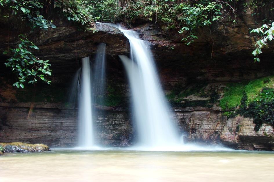 Imagem da Cascata da Pedra Furada, cachoeira localizada na cidade de Presidente Figueiredo, Amazônia