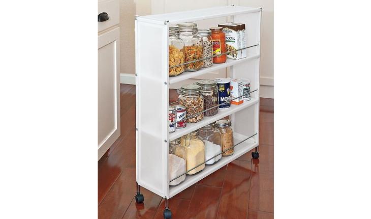 A foto mostra um suporte de armário de cozinha que tem rodinhas embaixo, sendo possível arrastar os temperos e outros tipos de alimento para mais próximo do fogão ou da pia, por exemplo.