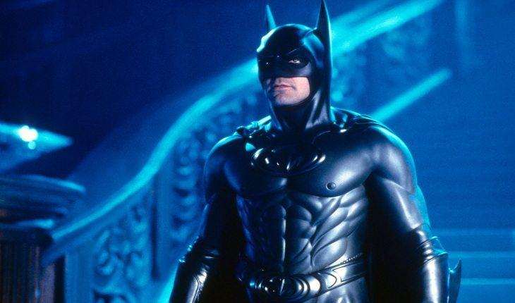 ator George Clooney durante cena do filme Batman