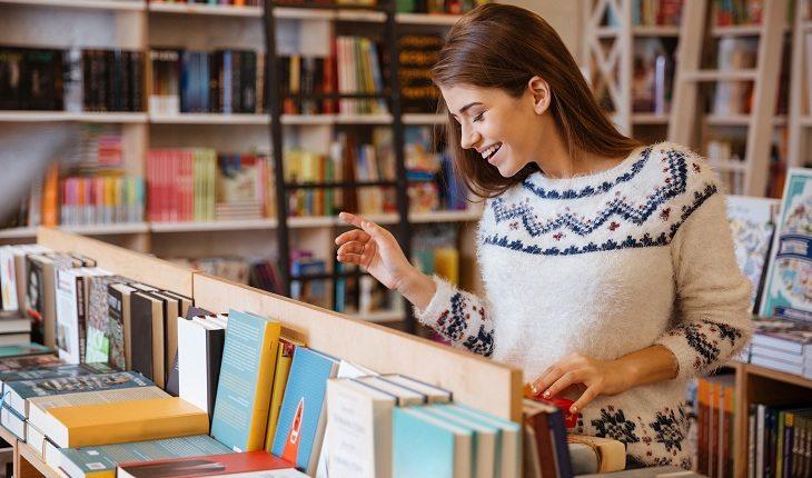 mulher escolhendo livro em livraria