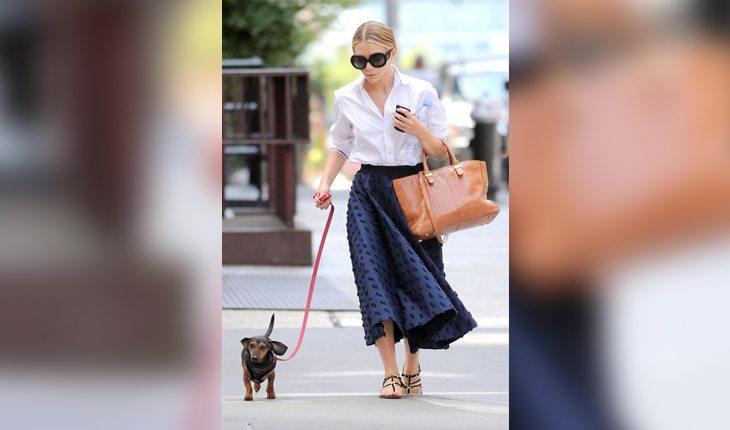 Ashley Olsen nas ruas de nova york passeando com o cachorro. Seu look compõe galeria com fotos com looks das irmãs Olsen que servem de inspiração