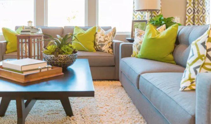 Decoração. Foto de um sofá com várias almofadas verde