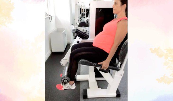 Ivete Sangalo grávida. Na foto, a cantora baiana está na academia fazendo exercícios grávida