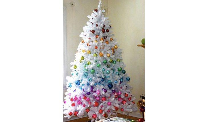 árvore de natal branca com bolas de enfeite coloridas nas cores do arco-íris