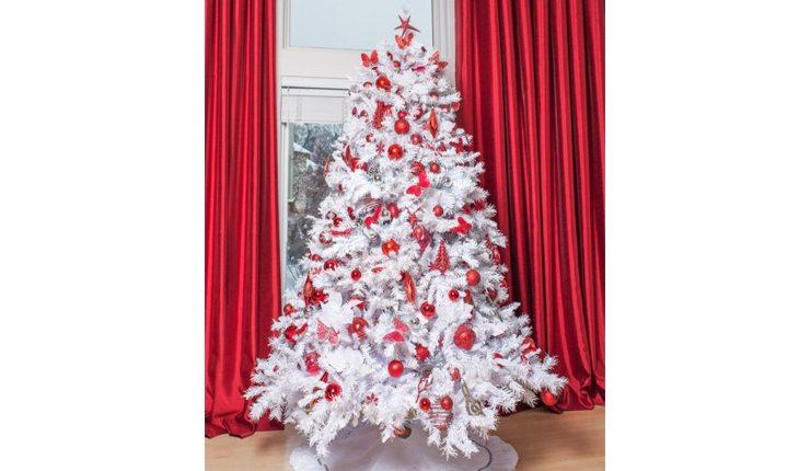 árvore de natal branca com enfeites e bolas de natal vermelhas