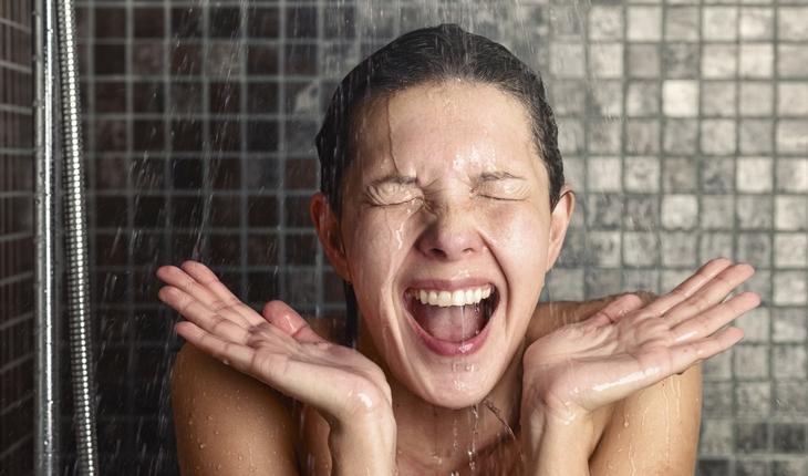 Adolescente tomando banho no chuveiro