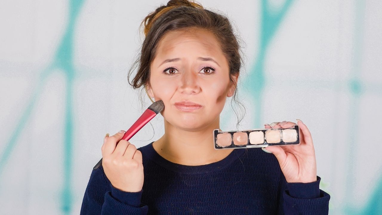 5 erros comuns de maquiagem que fazem você parecer mais velha