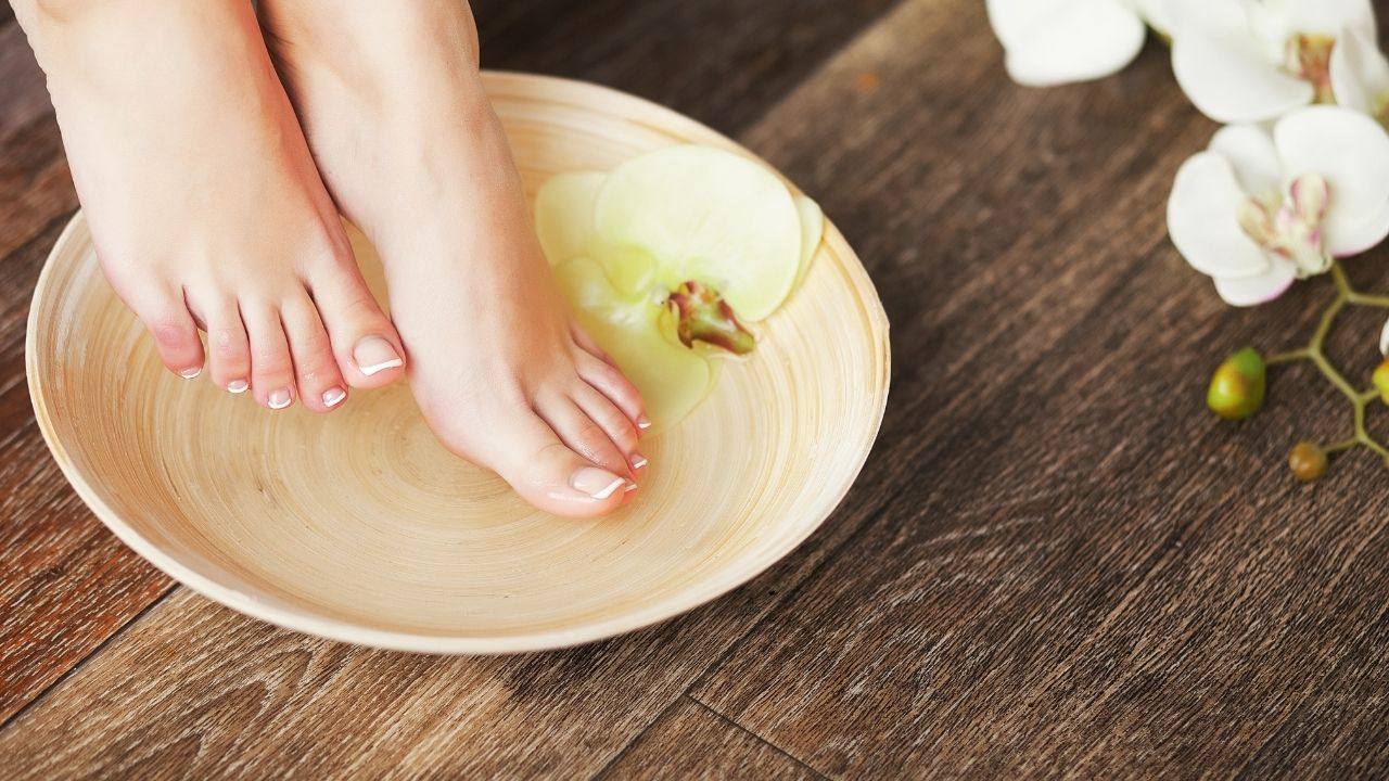 Aprenda a fazer uma massagem nos pés para aliviar o estresse