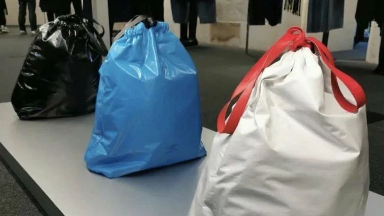 Ela voltou! Balenciaga cria bolsa inspirada em sacos de lixo