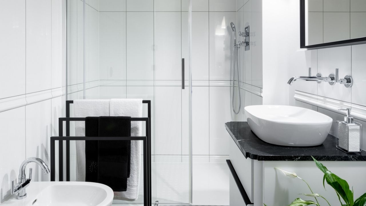 Apertado? Arquiteta explica como transformar banheiros pequenos em um cômodo mais amplo