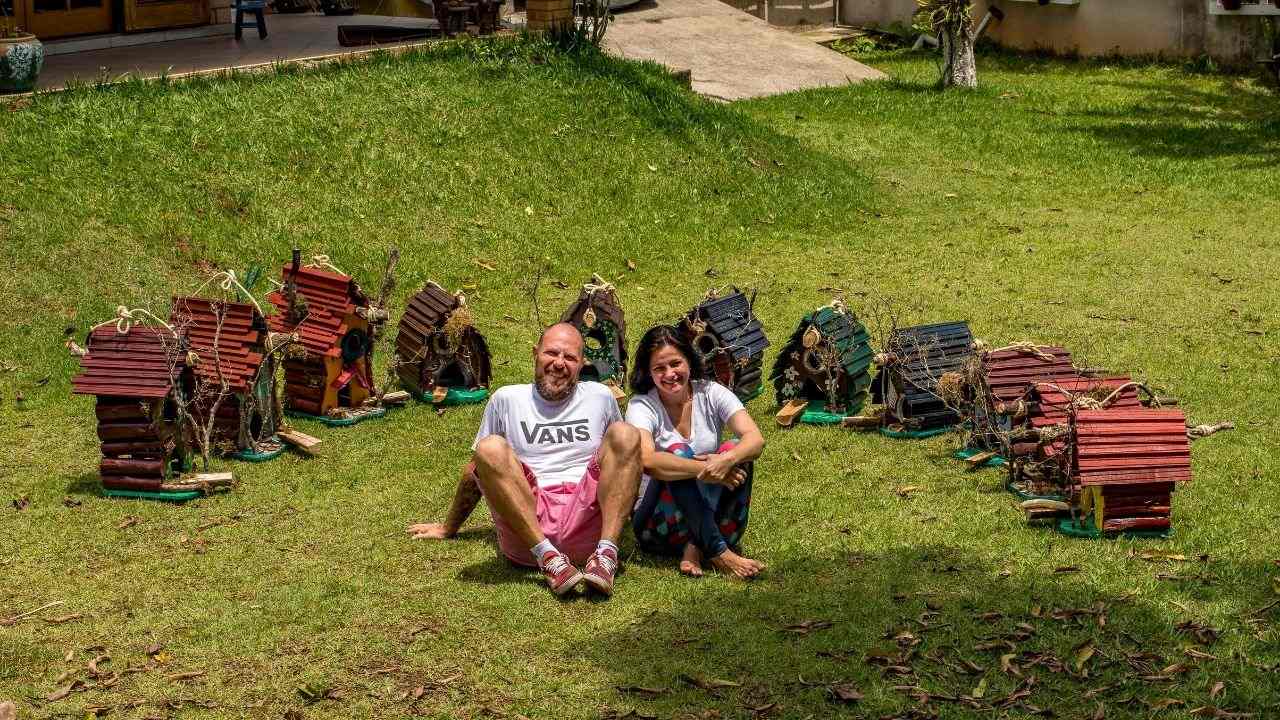 Projeto sustentável, criado por casal, converte lixo em arte