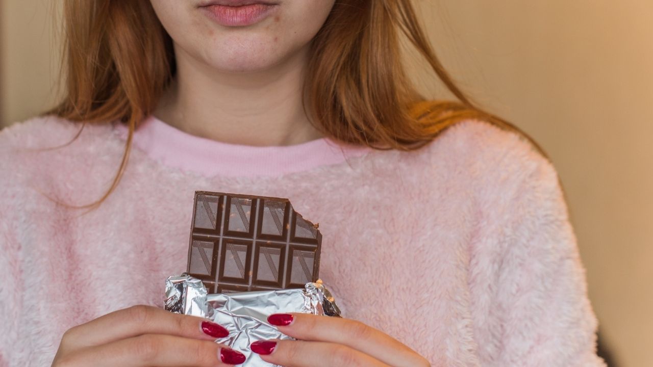 Comer chocolate dá espinha? Descubra de uma vez por todas