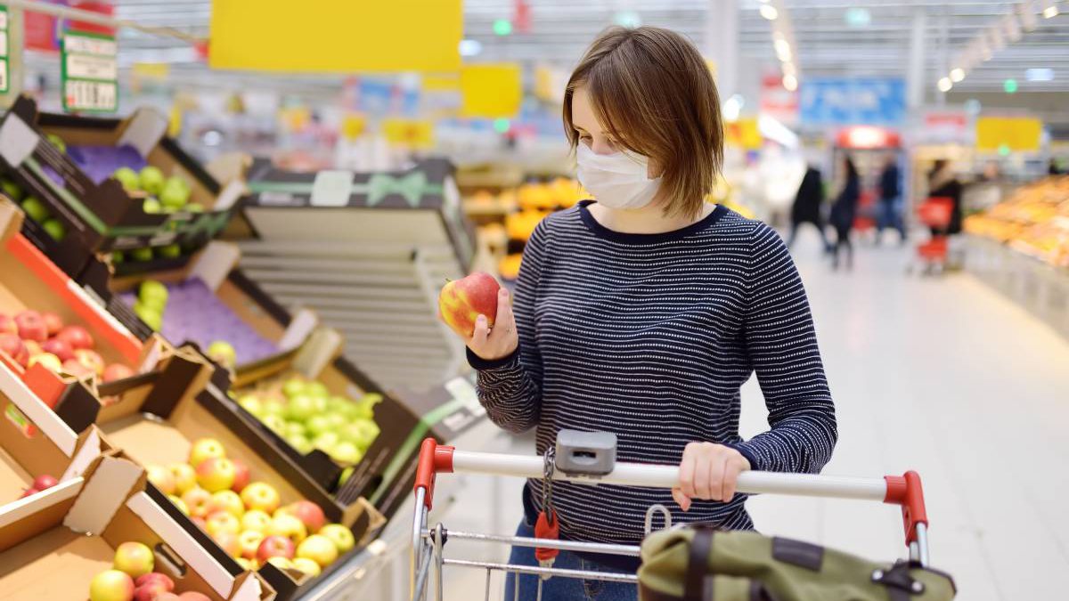 Em períodos de alimentos caros, é possível economizar mudando o jeito de realizar as compras. Mas e você: prefere as compras mensais ou semanais?