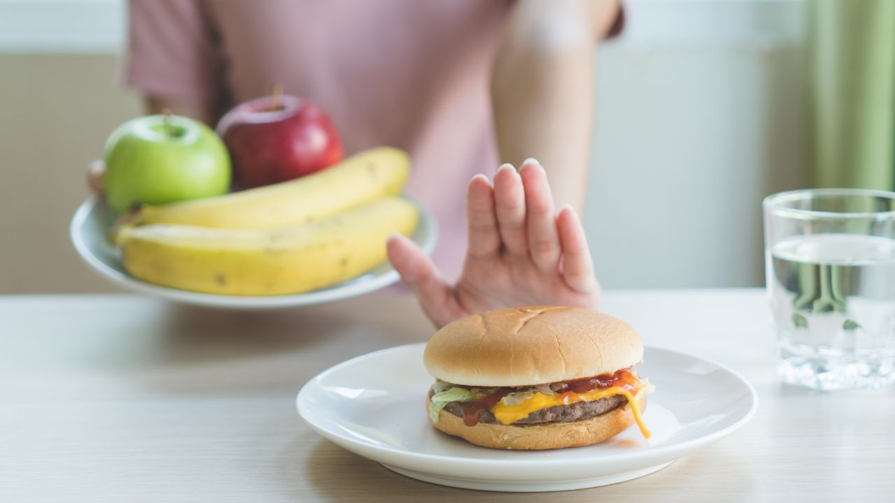 Especialista em nutrição dá cinco dicas para quem quer controlar a fome e, ao mesmo tempo, perder peso