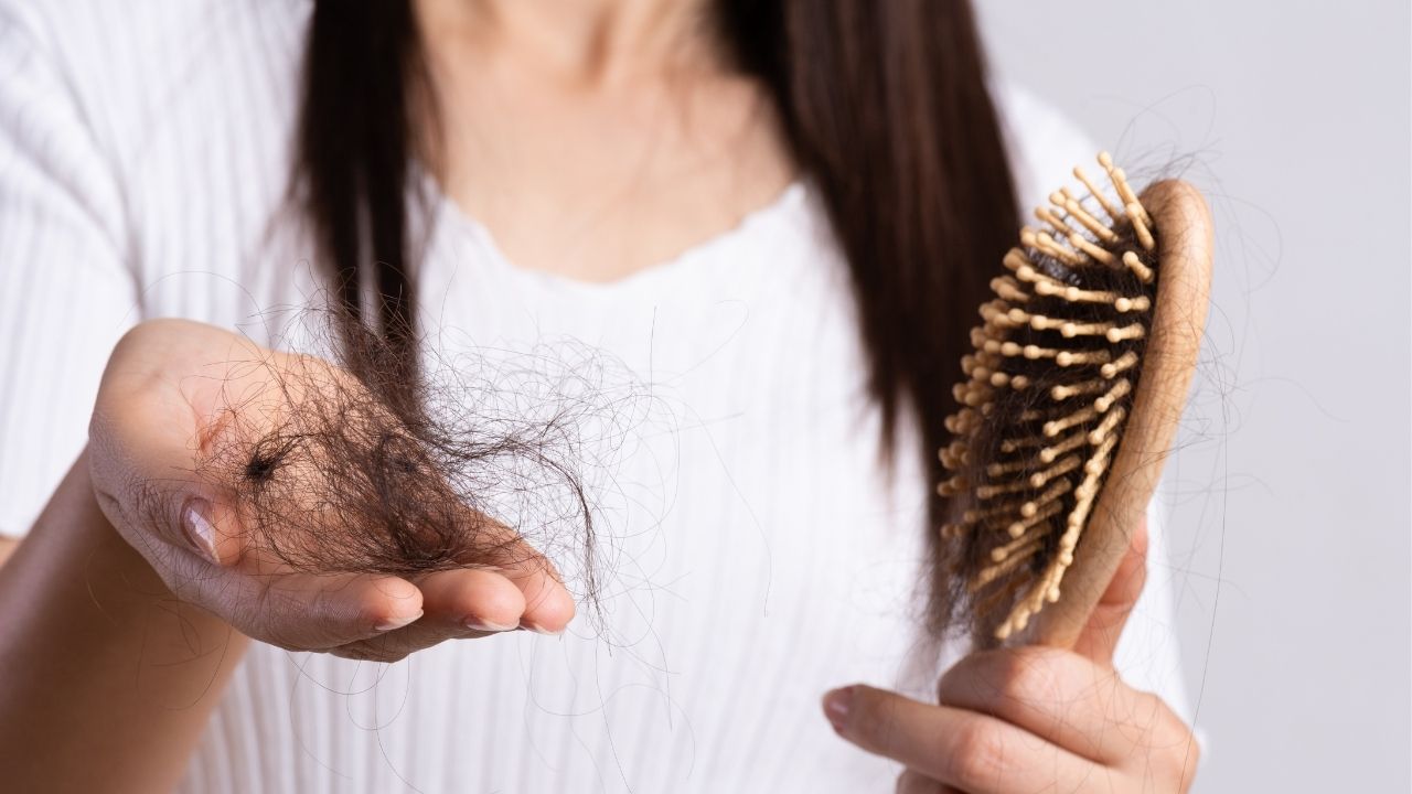 A queda de cabelo pode acontecer meses após a infecção por Covid-19. Veja dicas para recuperar os fios!