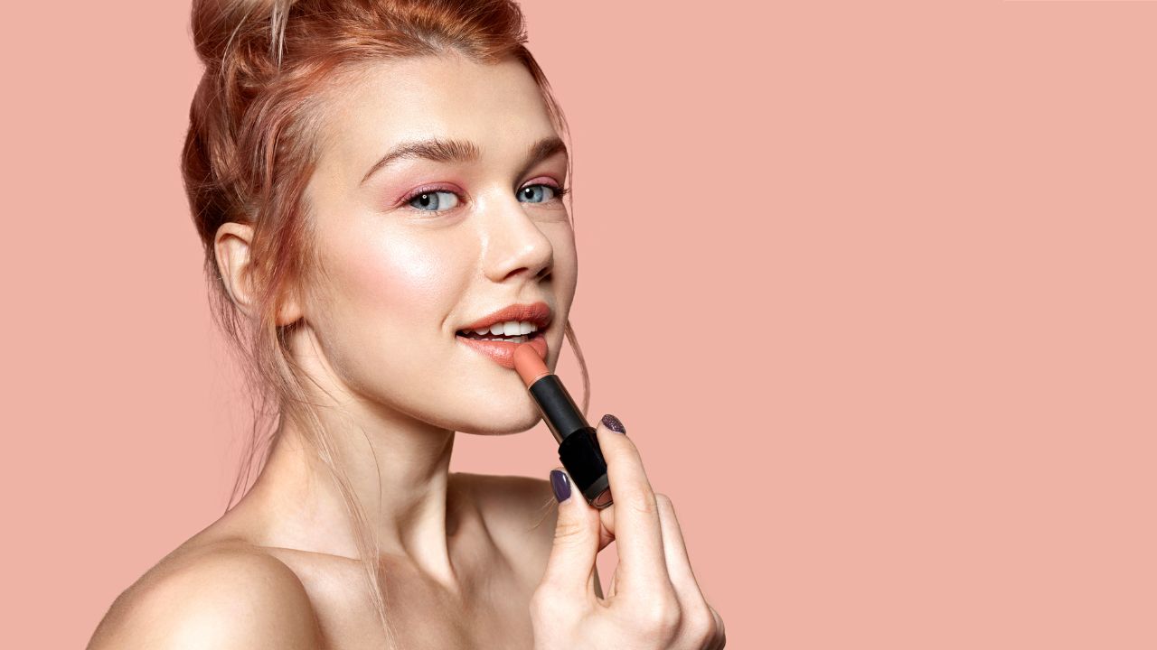 Dia do Batom: confira 3 truques de maquiagem usando o produto