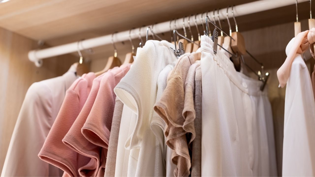 3 truques para organizar o guarda-roupa e deixá-lo mais funcional