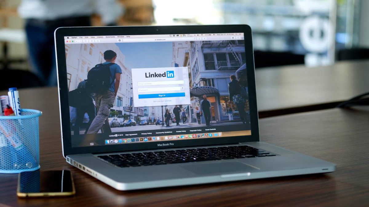 O LinkedIn é uma rede social voltada para o mercado de trabalho. Conheça maneiras de se destacar e conseguir um emprego por lá.