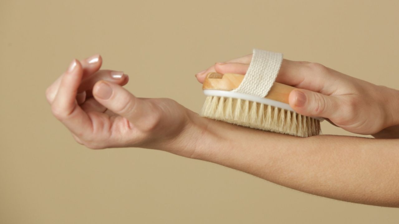 Escovação a seco: saiba os benefícios da técnica para a pele